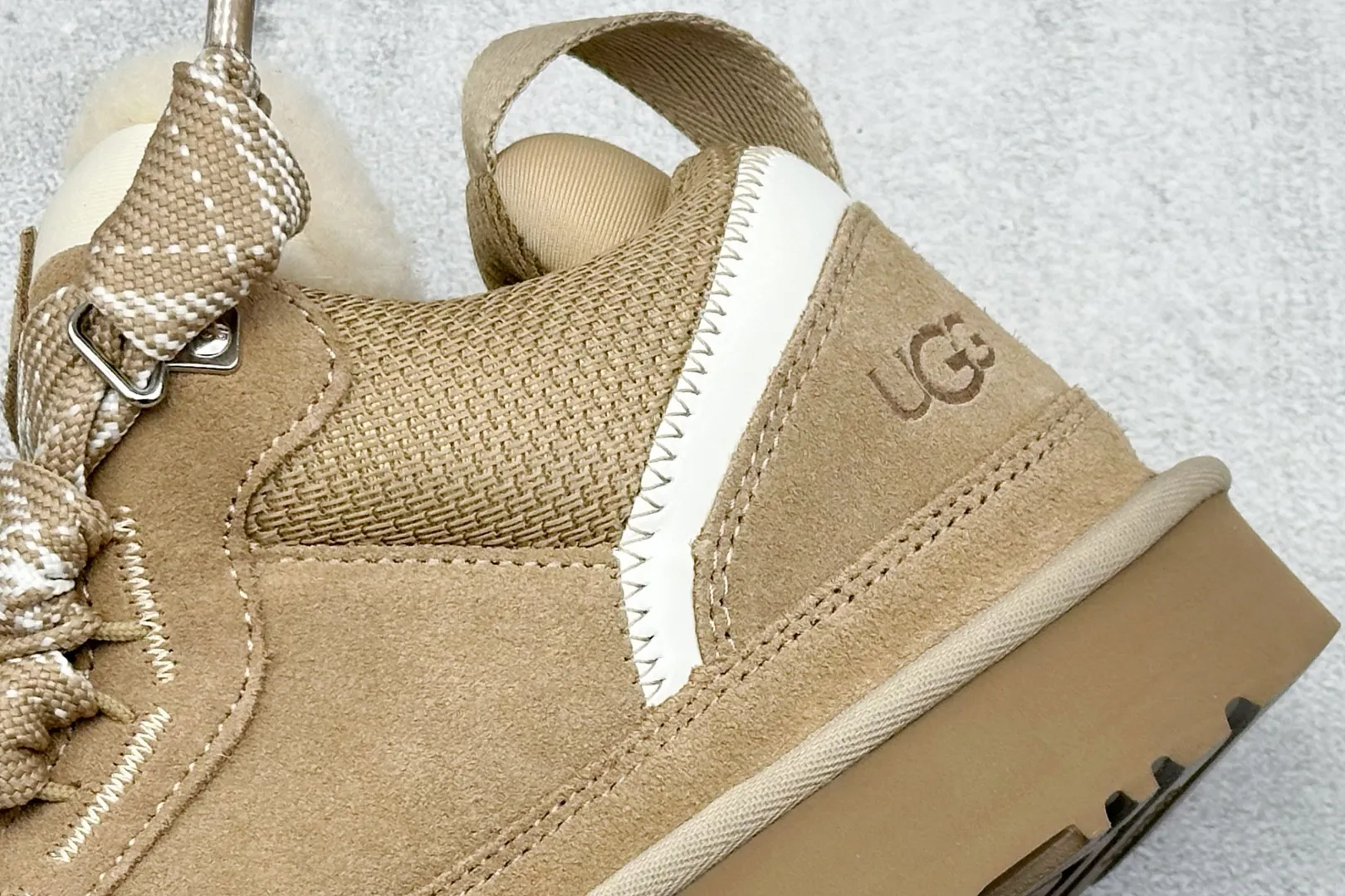 🐲💰 560 Support store UGG sheepskin all-in-one snow boots Mel style upper design, recycled ballistic canvas mesh, high-quality suede upper, two-color flat shoelaces. The inner material of the shoe is made of Longfeng sheep fur. Furry lining keeps warm and locks in heat. The sole material is a comfortable Treadlite by UGG EVA light wing outsole. Item number: 1144032 Size: 35-45